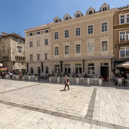 Main Square Duplex With Rooftop Terrace דירה